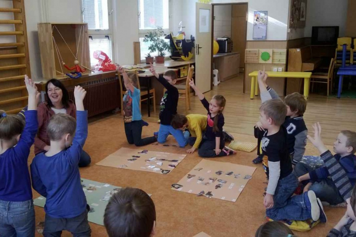 Zvoní! Zvířátka do lavic!