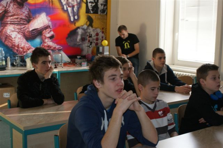 Zajímavé pokusy na CGNR