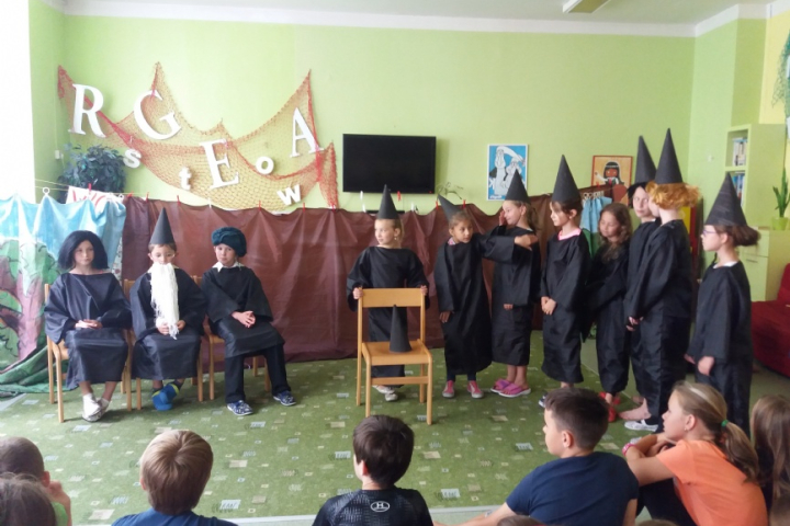 Před „Oponou“