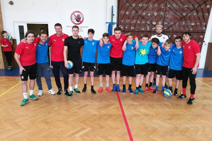 Vánočnímu sportu na Heyráku vládl florbal a Americká vybíjená