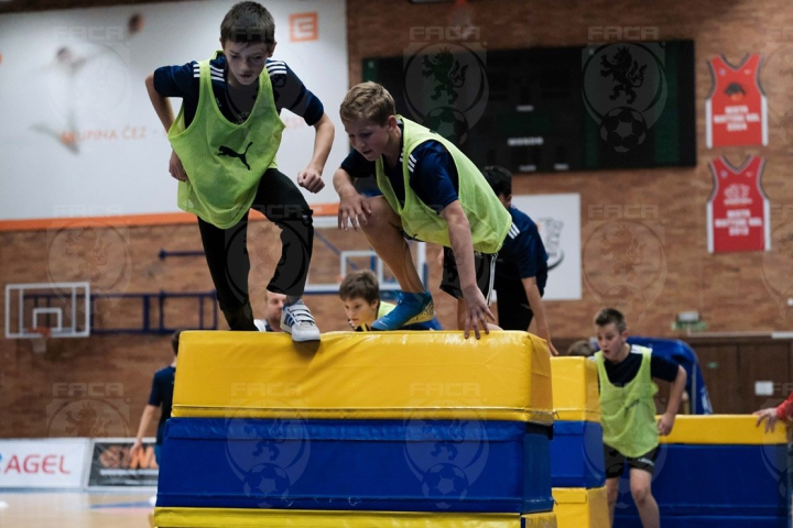 Učitelé sportovních tříd a trenéři z Heyráku sbírali nové poznatky