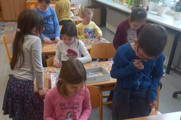 SOUTĚŽ VE SKLÁDÁNÍ PUZZLÍ