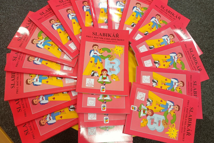 DEN SLABIKÁŘE