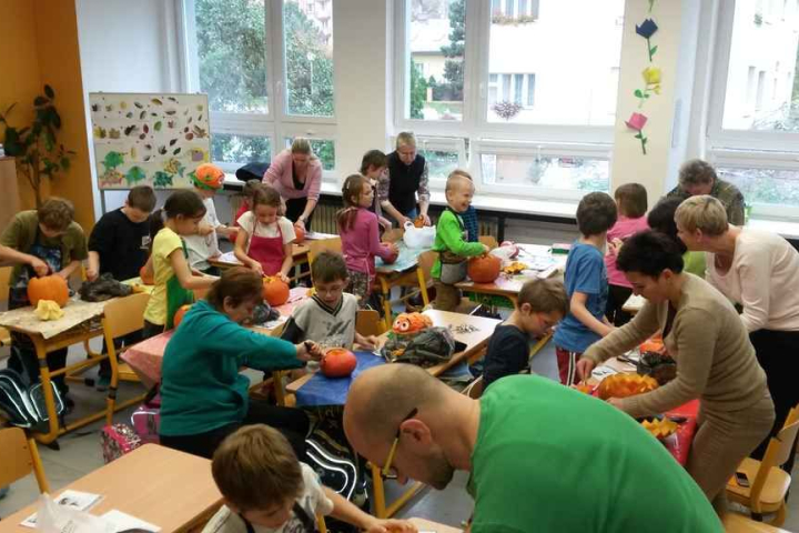 Podzimní vydlabávání dýní ve třídě 3.F