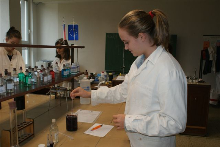 Projektový den v chemické laboratoři Gymnázia Čajkovského
